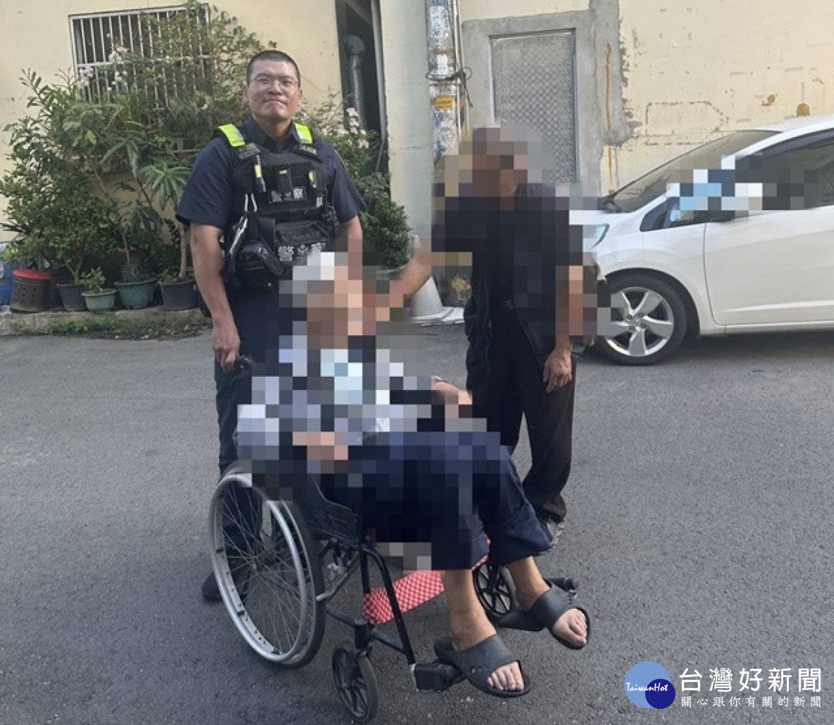 警助老翁回家。林重鎣