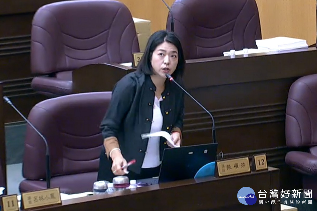 桃園市議員張碩芳於議事堂進質詢。<br /><br />