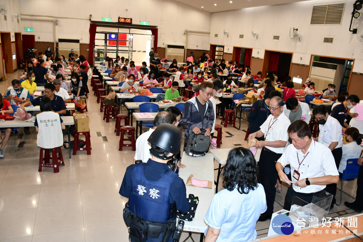 彰化生活藝文館數百人點鈔警方嚴密防護。圖/記者鄧富珍翻攝