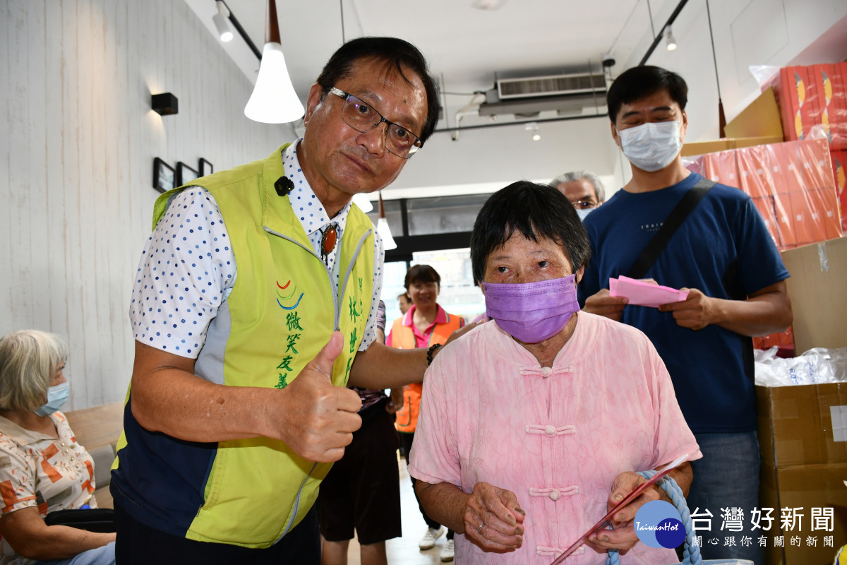 林世賢市長在大竹里發放重陽敬老禮金並向長者賀節。圖/記者鄧富珍翻攝