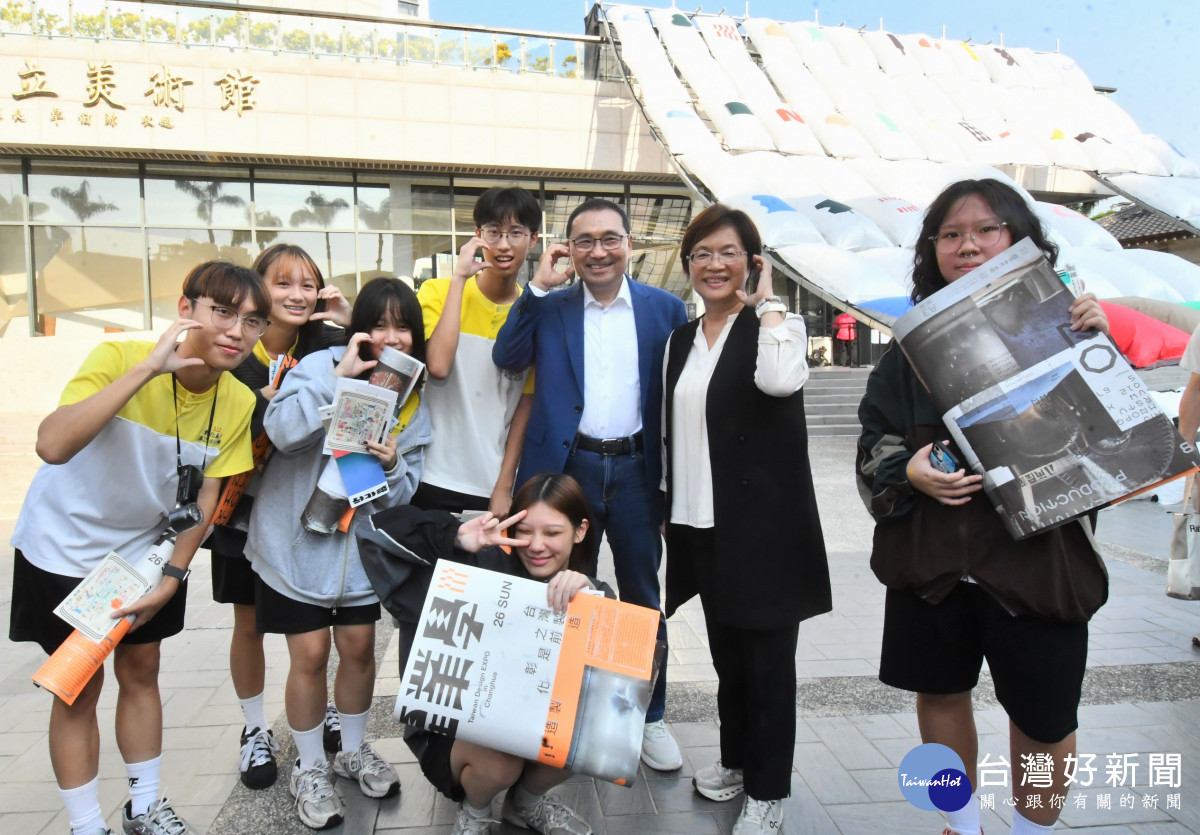 侯友宜市長參訪台灣設計展,讚彰化展區表現亮眼、設計能量驚豔全場。圖/記者鄧富珍攝