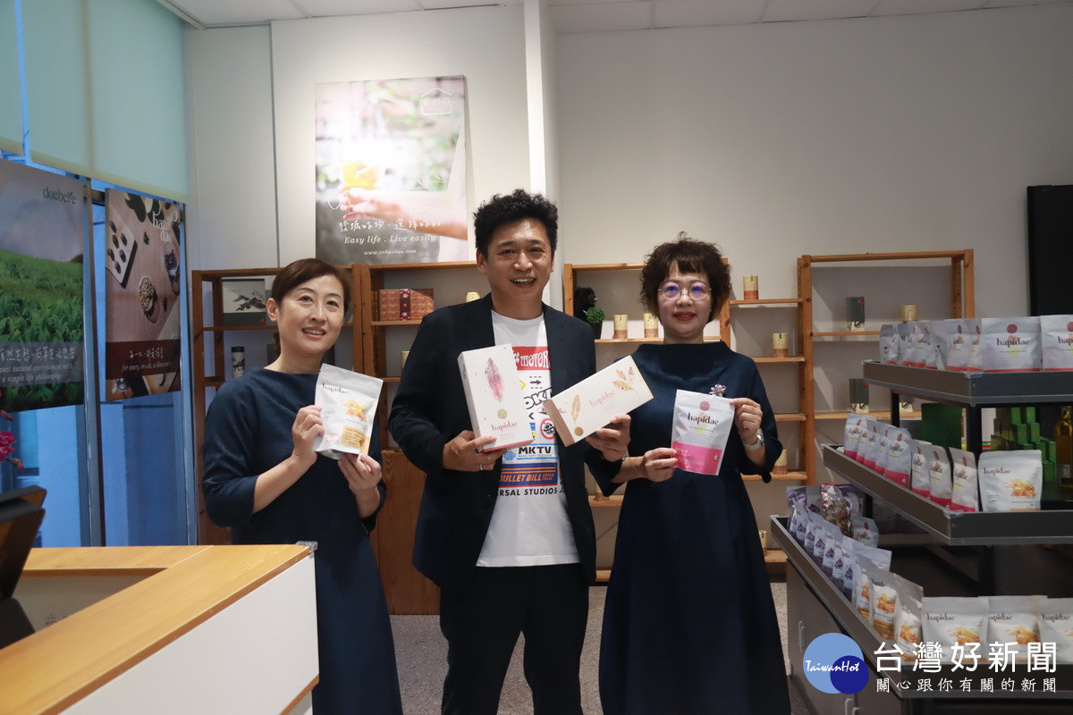 遊客中心另開發特色產品門市。(記者扶小萍攝)