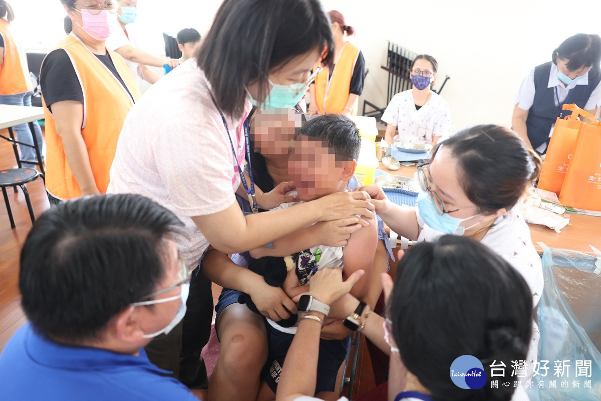 宏仁醫院校園疫苗開打 志工媽媽幫大忙接種不卡關