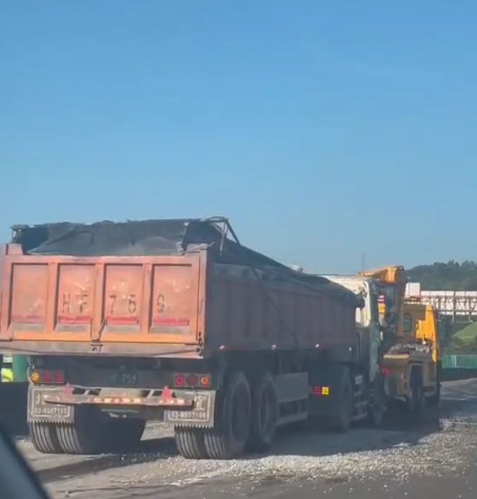 未保持安全距離加上陽光刺眼釀禍! 台62線砂石車追撞釀車流回堵