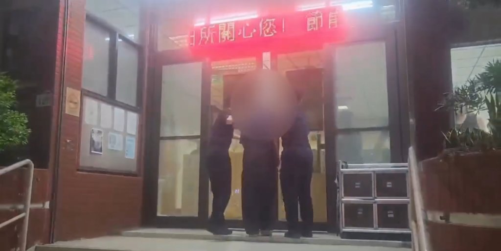 鳳山超商驚見「不死鬼」-6旬翁疑偷拍女子胸部-警當場查獲影像依法送辦
