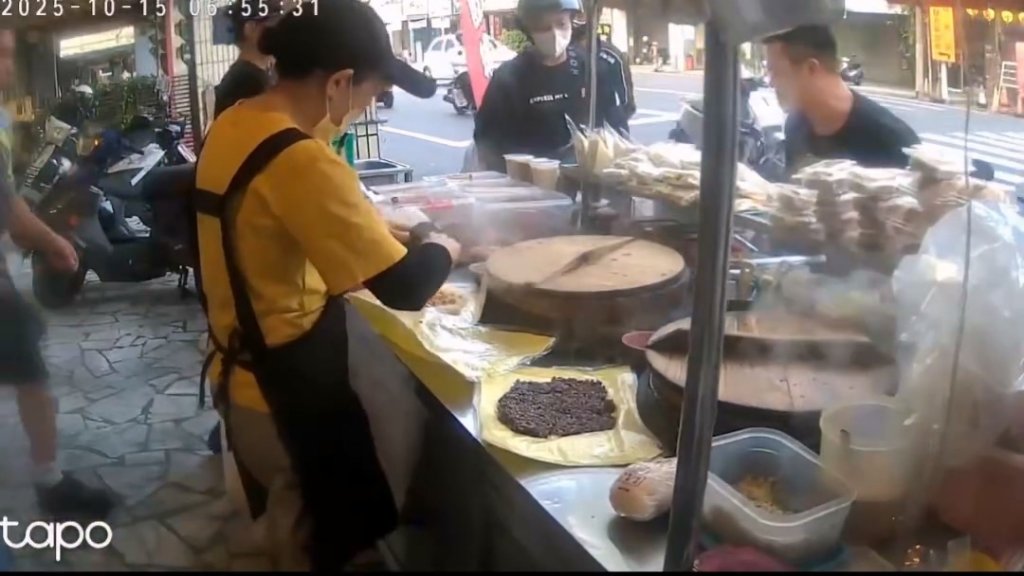 影/早餐攤遇奧客!嫌太慢棄單又回頭飆罵「打破玻璃隔板」 店家怒po監視器