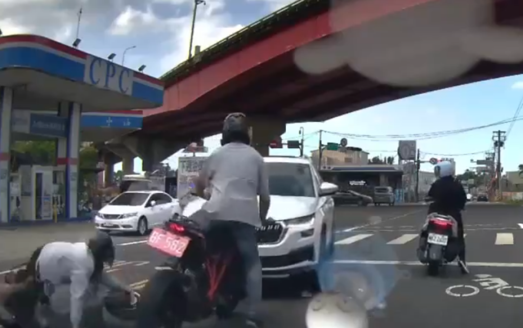 撞擊畫面曝光！　桃園平鎮休旅車轉彎擊落機車