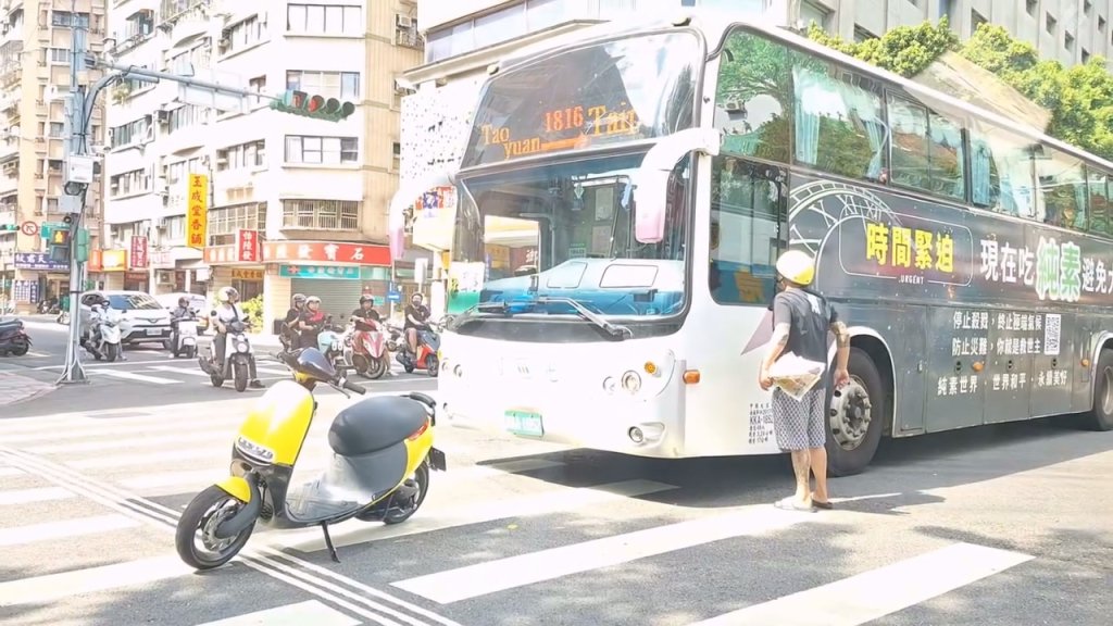 影/行車糾紛?騎士擋客運「拿安全帽敲車窗」 路過民眾拍下po網
