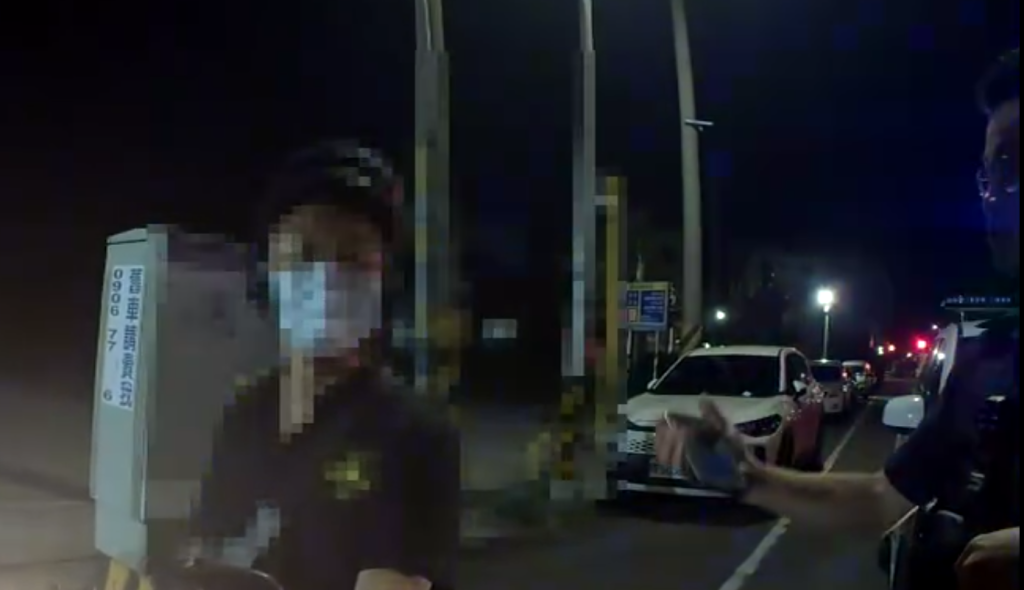7pupu畫面曝光!- 男子騎機車遭警攔查嗆「心情不好跟你們去警察局可以嗎?」