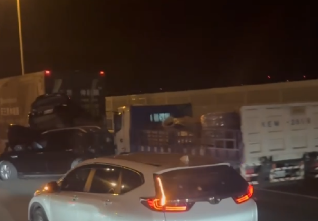 國道3號連環車禍!- 4車相撞1輛自小客車疊在另輛自小客車車頂釀兩傷