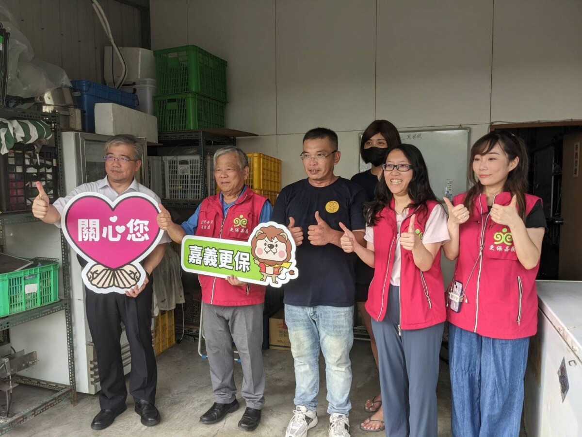 嘉義地檢署檢察長蔡宗熙(左)與更生保護會主委黃俊森(左2),聯袂到更生人「阿慶」創業工作現場訪視,肯定阿慶的努力與轉變。(圖/嘉義地檢署提供)