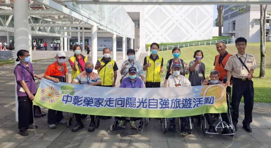▲中彰榮家副主任陳靖儒(左7)帶領養護房住民至草屯工藝所自強微旅行。(中彰榮家提供)