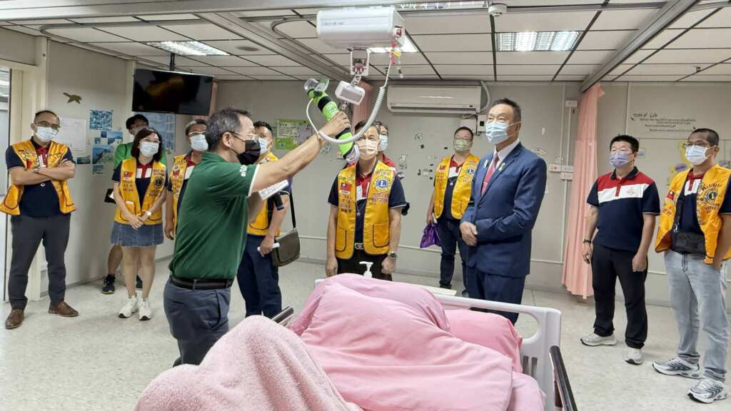 ▲創世台中院長陳韋龍說明懸吊式電動移位設備使用方式。(創世台中院提供)