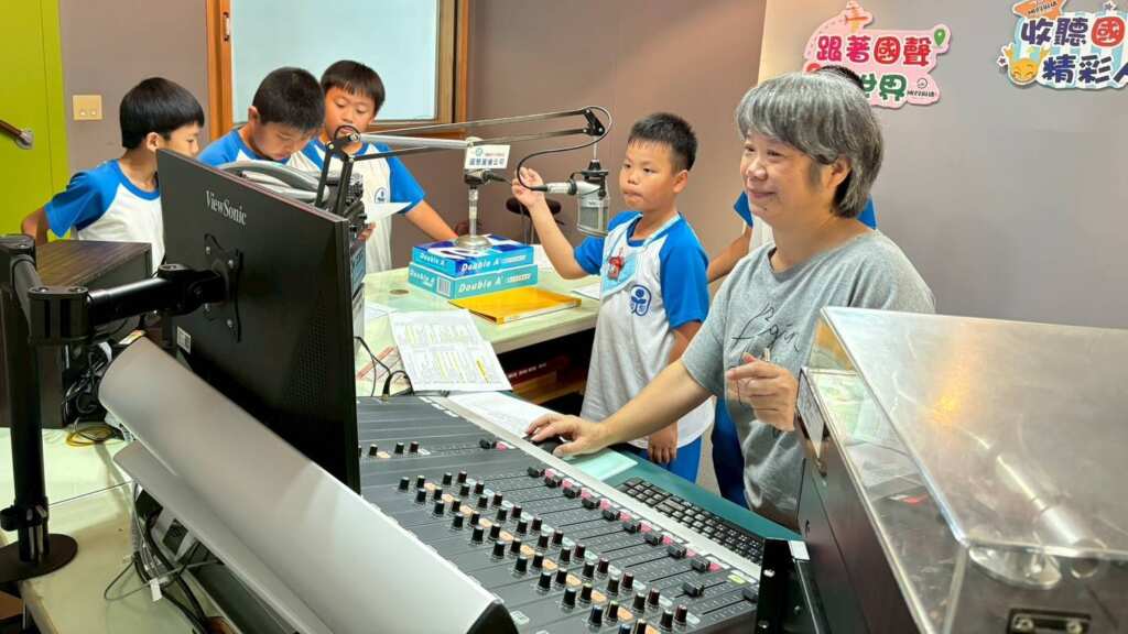 ▲國聖國小五年級學生於今日參訪國聲廣播公司,參與「書聲廣播站‧用聲音閱讀古典文學」活動。(國聖國小提供)