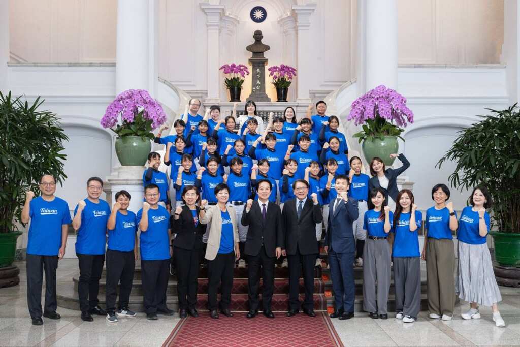 ▲總統接見我國參加「2025貝比魯斯聯盟U16世界女子壘球賽」臺北市立北投國民中學代表隊。