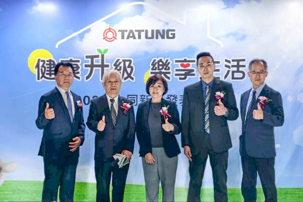▲(左至右)大同綜合訊電(股)公司業務處江俊德處長、陳澤義總經理、董事長特助王琪瑾、商品處陳俊宏處長以及總管理處林嗣凱處長 於記者會現場共同合影留念