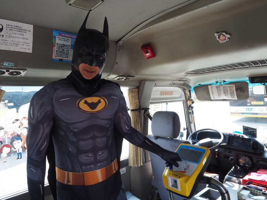 ▲於台灣好行公車上捕捉蝙蝠俠。