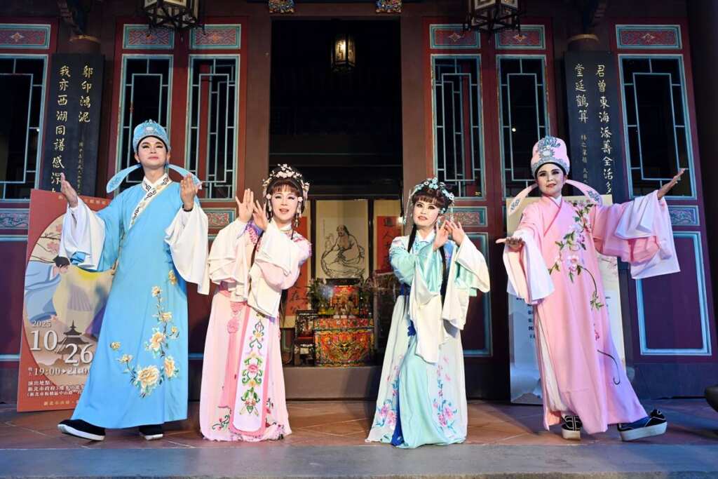 ▲114年「敬老獻藝歌仔戲」記者會於林家花園定靜堂登場,議員劉美芳、張嘉玲、呂家愷及陳家琪同台演出精采歌仔戲片段。