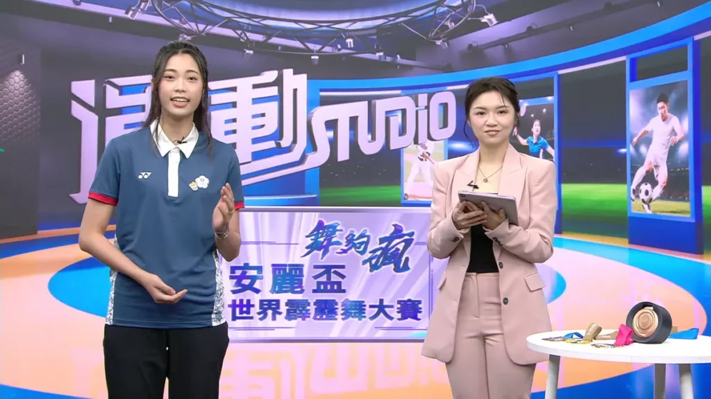 奧運國手羅嘉翎(左)與主播王孜妤(右)帶領鏡頭深入左營國訓備戰過程。