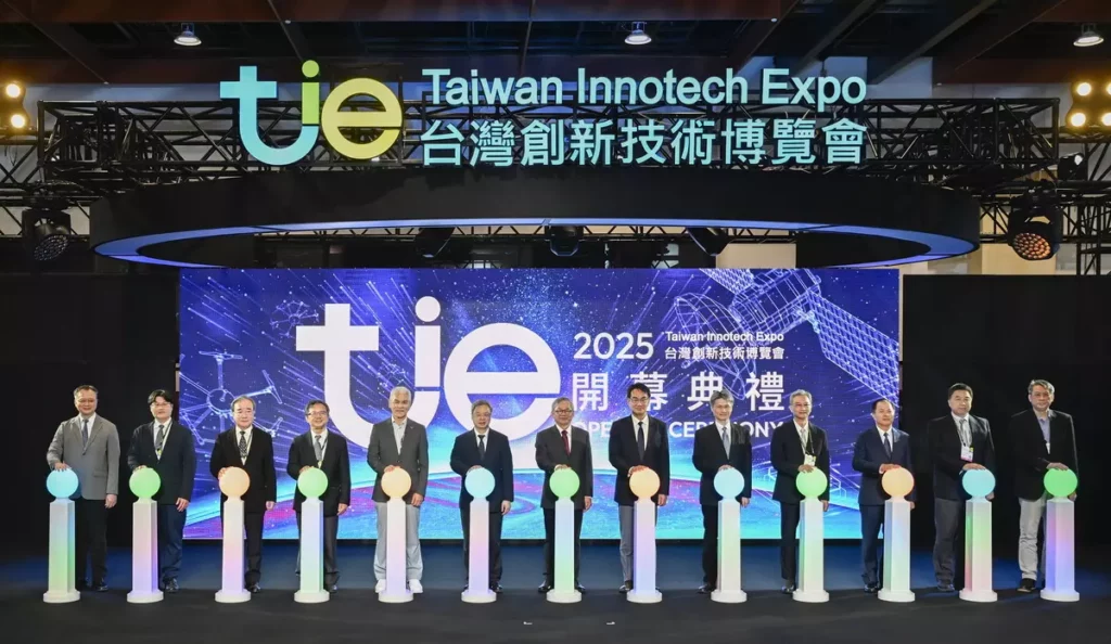 2025年台灣創新技術博覽會開幕典禮,由行政院政務委員吳誠文、經濟部部長龔明鑫與各部會代表共同為展覽揭幕。(貿協提供)