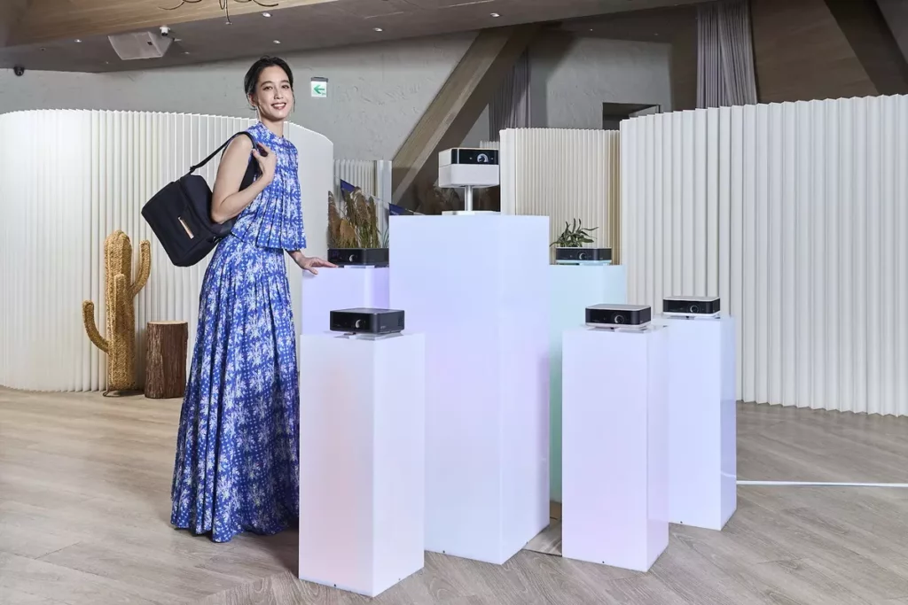 Epson Lifestudio EF系列以「聲、光、美、色」為核心,並融合智慧化操作與多元娛樂應用,為消費者帶來全方位的投影體驗