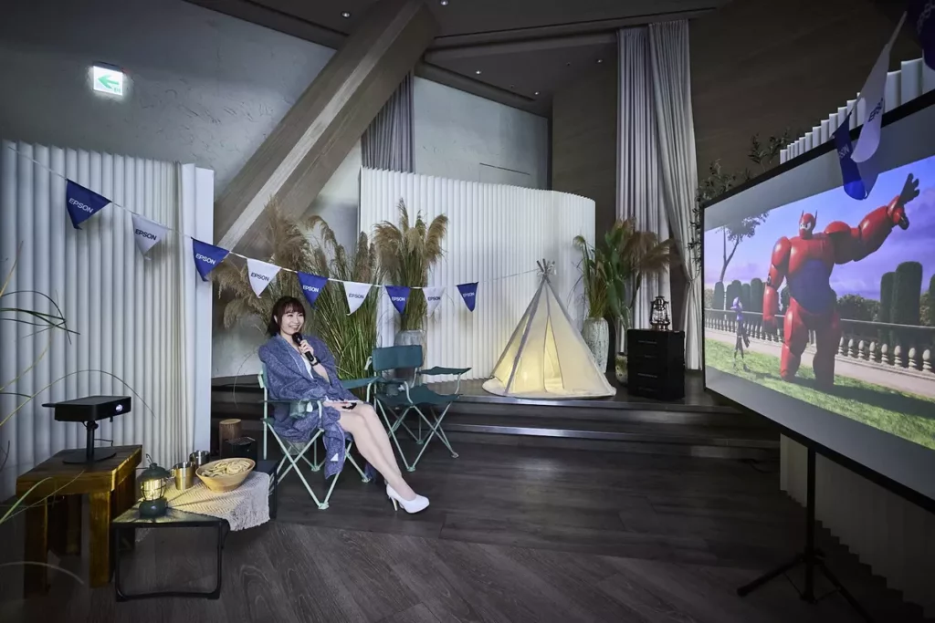 輕巧便攜的EF系列結合全新3核心亮彩引擎技術與4K PRO-UHD高畫質,即使在戶外,也能呈現清晰影像與飽滿音效
