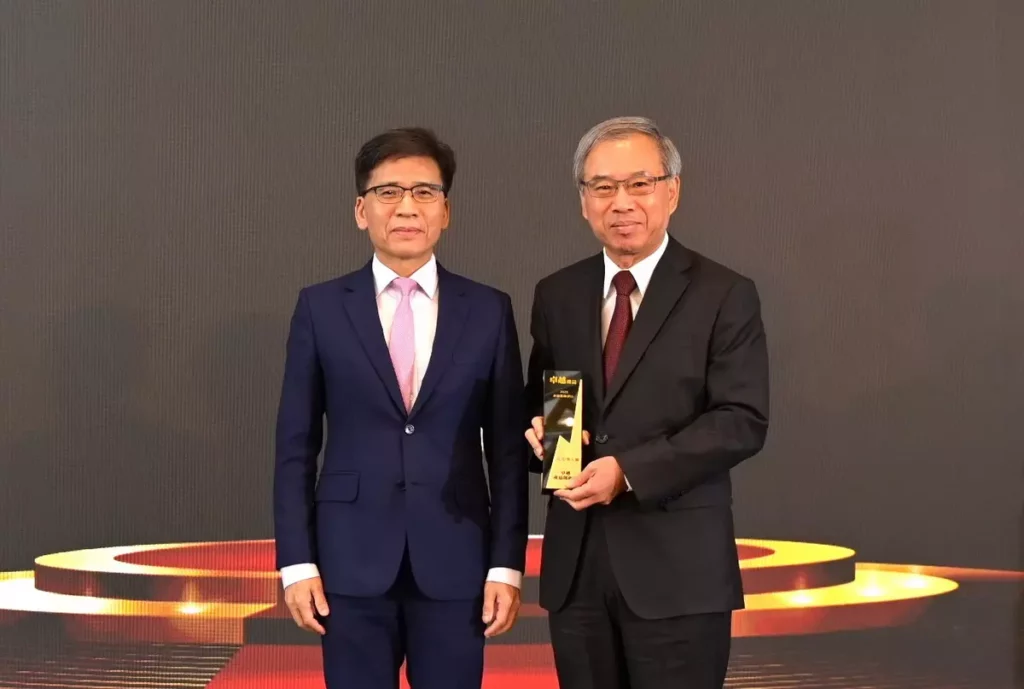 宏泰人壽獲頒「卓越產品創新獎」,由金管會彭金隆主委(左)頒獎,宏泰人壽李啓賢董事長(右)代表受獎。
