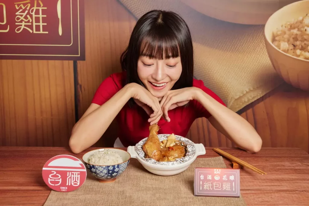 最多網友敲碗的肯德基「台酒花雕紙包雞」終於霸氣回歸！一開封濃郁花雕香立刻衝出來，香氣四溢勾人食指大動。