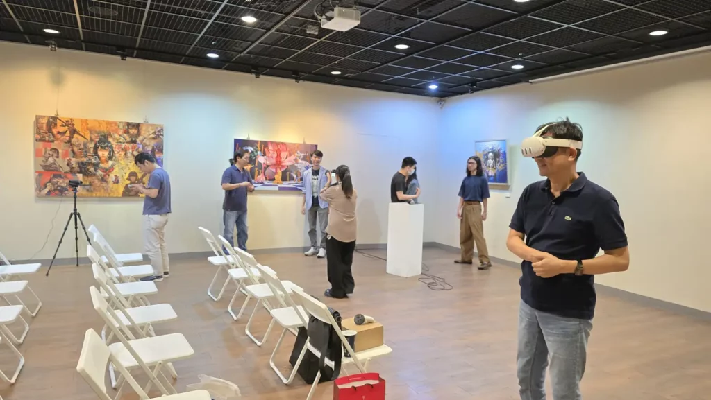 朝陽科技大學視覺傳達設計系所舉辦「王瑋名《藝新一藝》創作個展」，系上老師體驗藝次元VR作品。（圖/陳惠玲攝影）