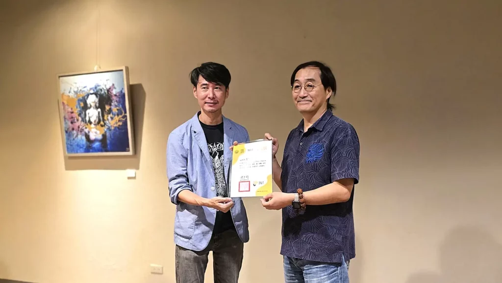 系主任陳崑鋒（左）頒發感謝狀贈數位藝術家王瑋名老師。（圖/陳惠玲攝影）（圖/陳惠玲攝影）