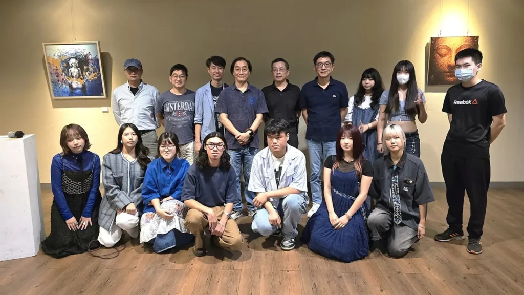 數位藝術家王瑋名表示，早期作品富有濃厚的宗教色彩。畫面為視傳系學生策展團隊與師長合影。（圖/陳惠玲攝影）