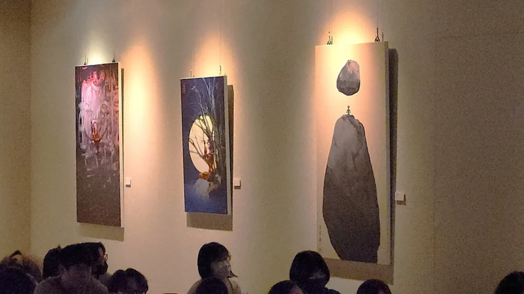 王瑋名的AI藝術系列作品，畫面非常有層次感且意境深厚。（圖/陳惠玲攝影）