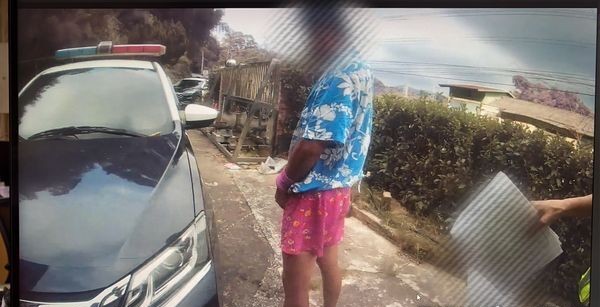 苗栗怪異男成地方頭痛人物　當警員面對警車尿尿「代價6千」 237