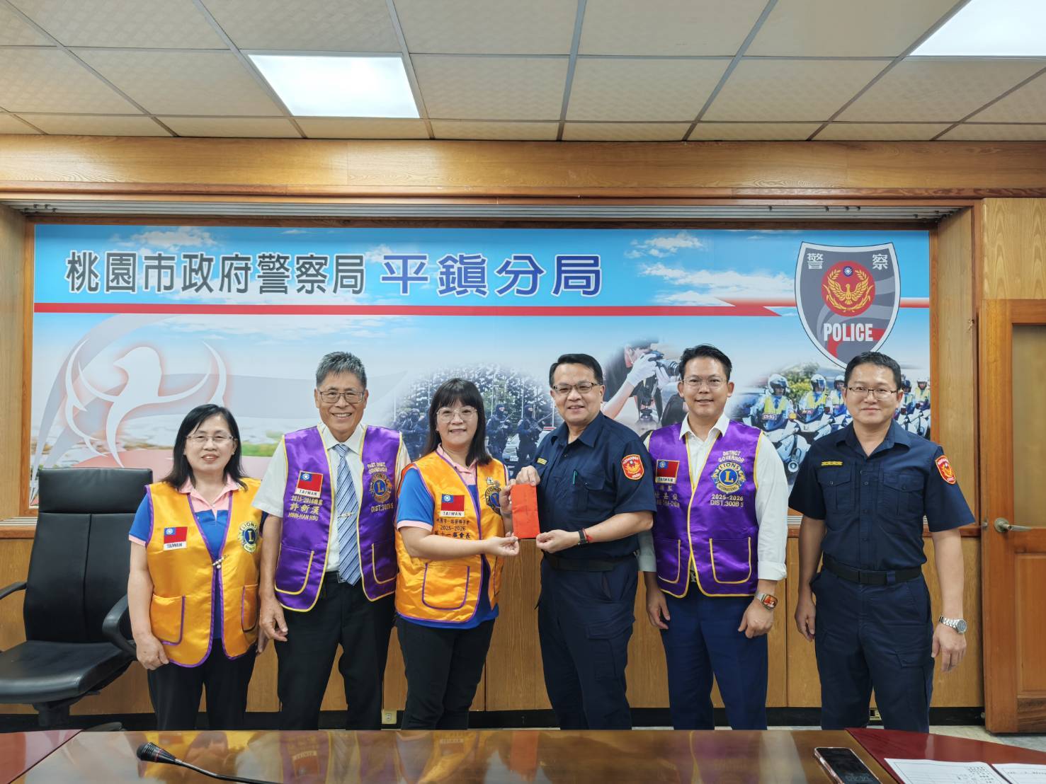 國際獅子會300B5區桃園市一路發獅子會致贈獎勵金及禮品於平鎮分局。(記者翻攝)
