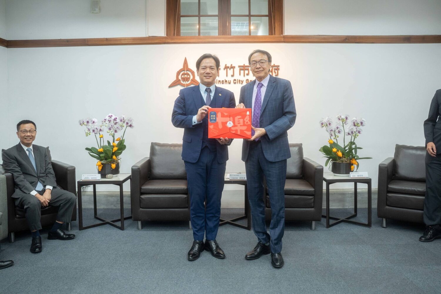 邱臣遠代理市長(左)贈送竹市特色禮品予世界台灣商會聯合總會總會長熊強生(右),感謝其長期推動海外台商與地方交流合作。(圖/記者林照東翻攝)