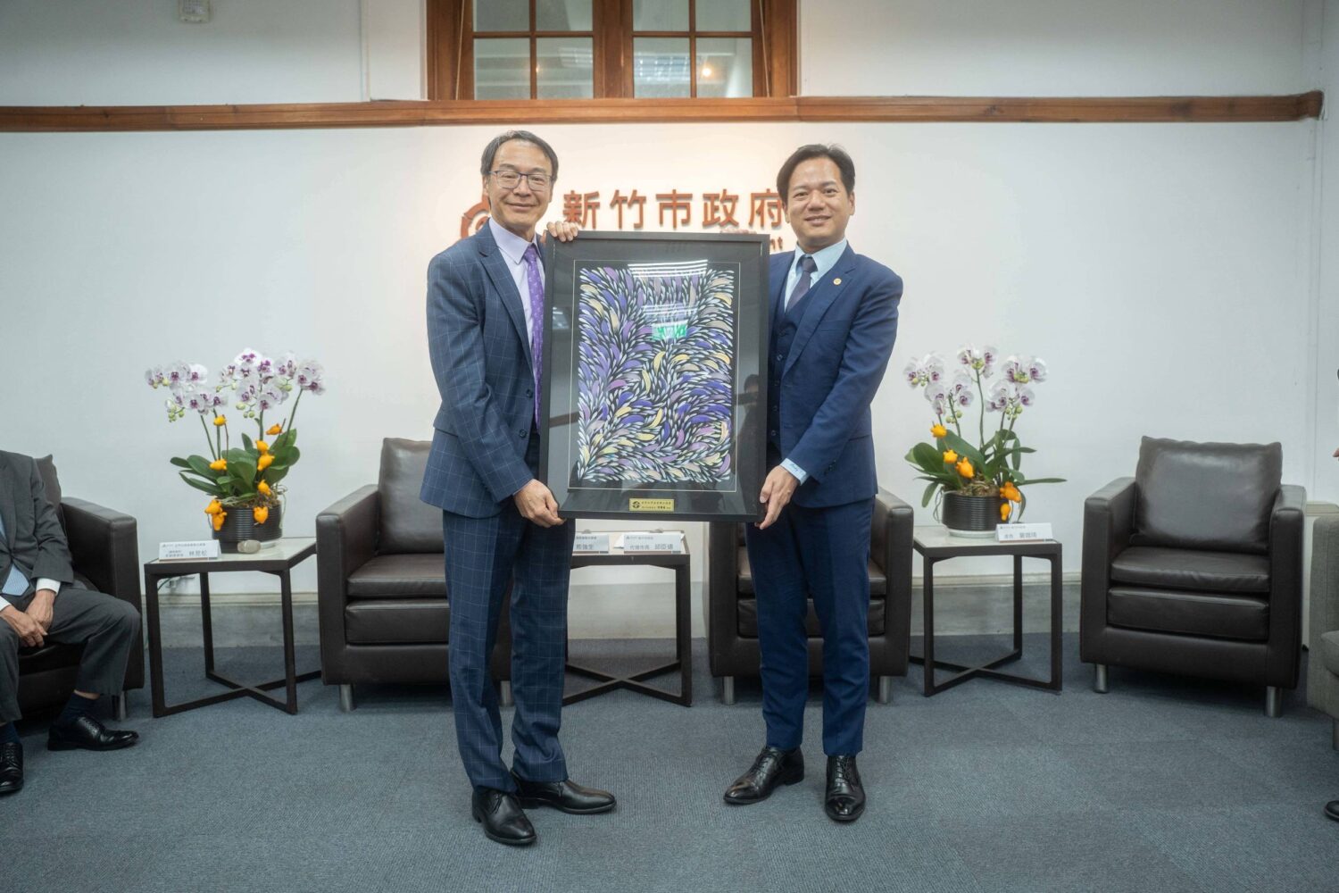 世界台灣商會聯合總會總會長熊強生(左)回贈藝術作品予邱臣遠代理市長(右),象徵雙方友誼長存、合作共榮。(圖/記者林照東翻攝)