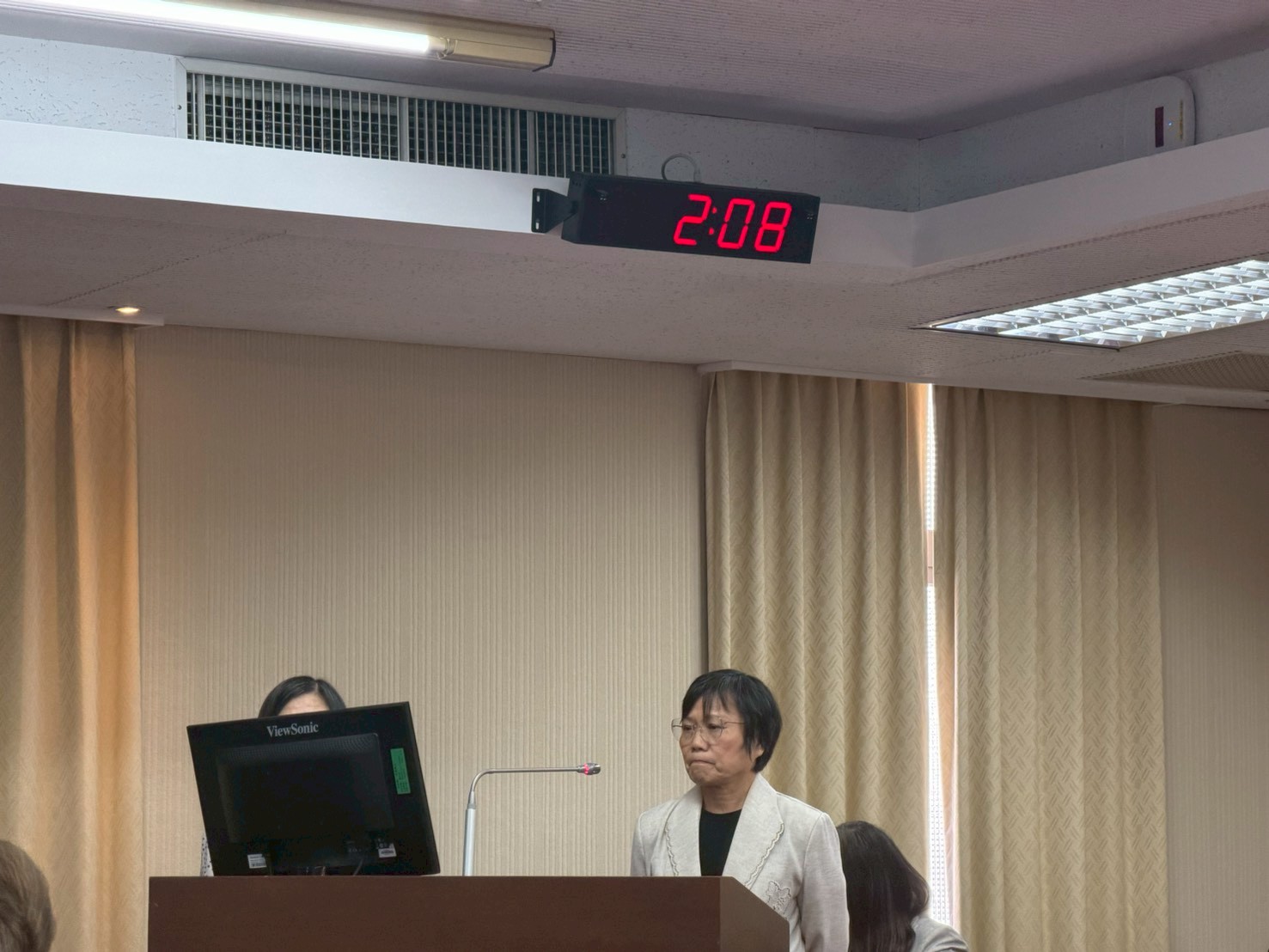 內政部長劉世芳對於張啓楷的質詢面露難色。(圖/張啓楷國會辦公室)