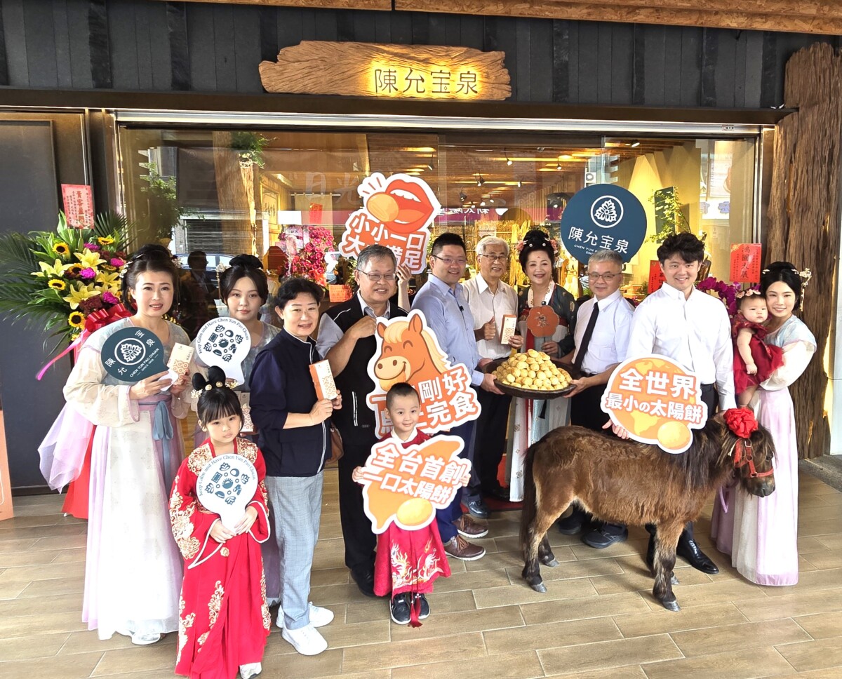 ▲今(16)日台中自由門市開幕慶大合照。(記者廖美雅拍攝)