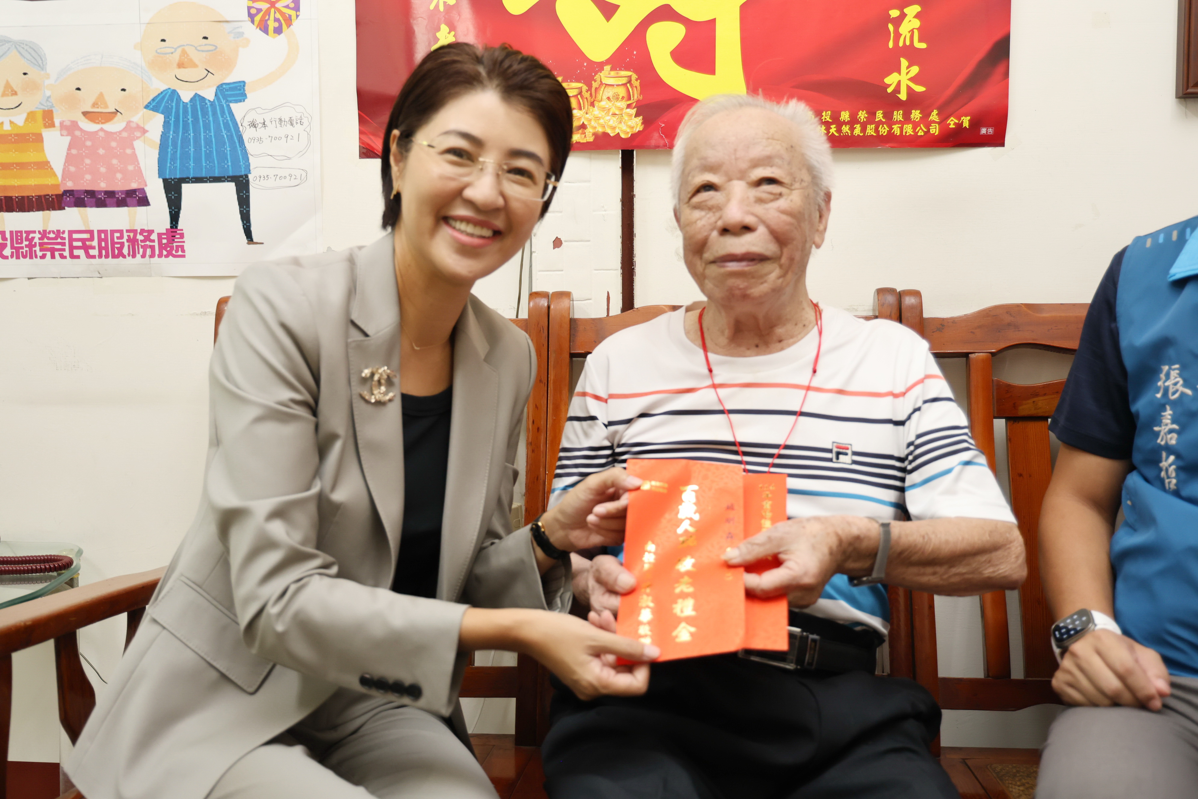 人間國寶王清霜等人瑞慶百歲 許淑華縣長致贈萬元禮金及金鎖片 - https://www.watchmedia01.com