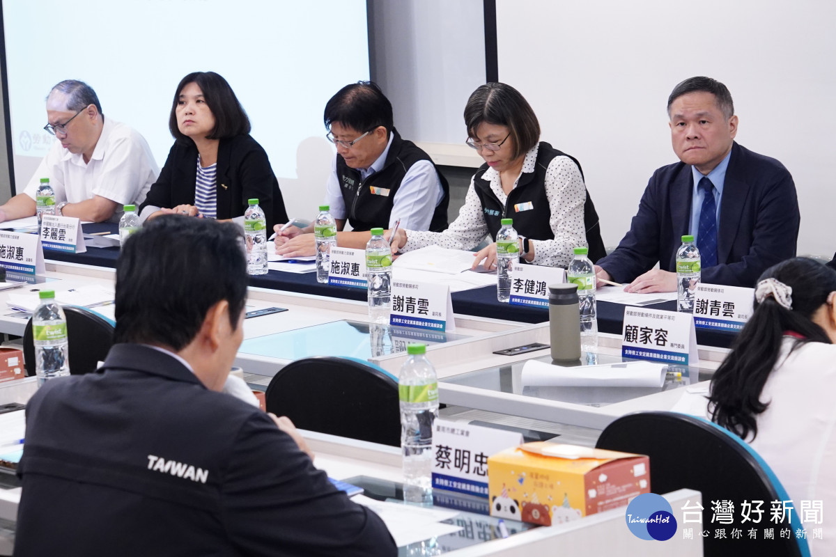 勞動部政務次長李健鴻(右1)率領勞動部及所屬機關同仁，辦理「支持勞工安定就業措施