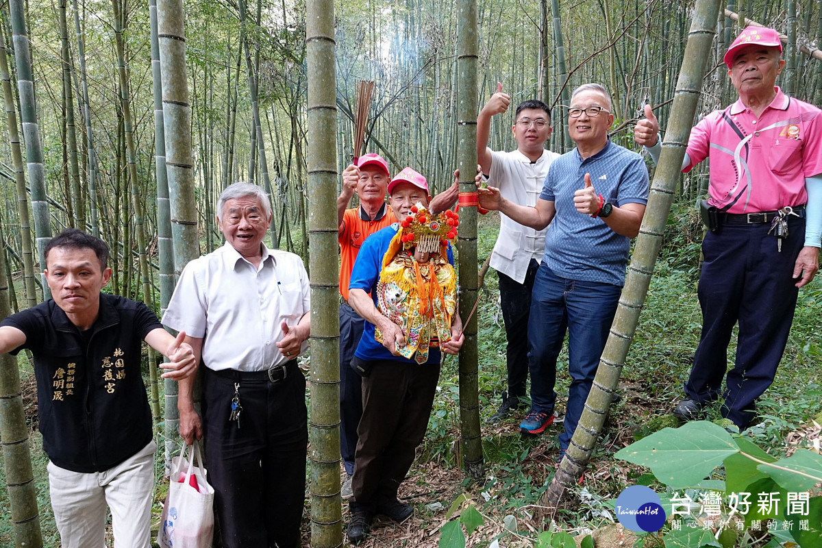 慈護宮委員們恭請天上聖母親臨南投竹山林場,挑選燈篙竹順利完成
