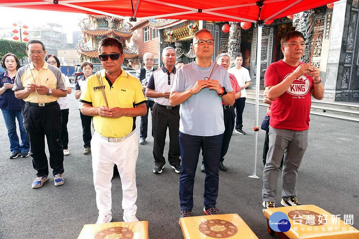 桃園慈護宮酬恩五朝圓醮活動,主委簡佂潭率領理監事們祭拜天地