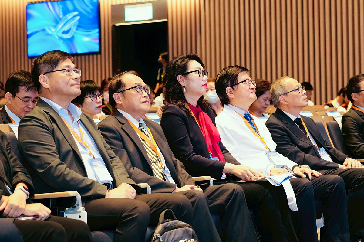 左起:美國國家衛生研究院范揚政教授、長庚行政中心潘延健總執行長、健保署陳亮妤署長、長庚決策委員會程文俊主委、林口長庚醫院陳建宗院長。(長庚醫院提供)
