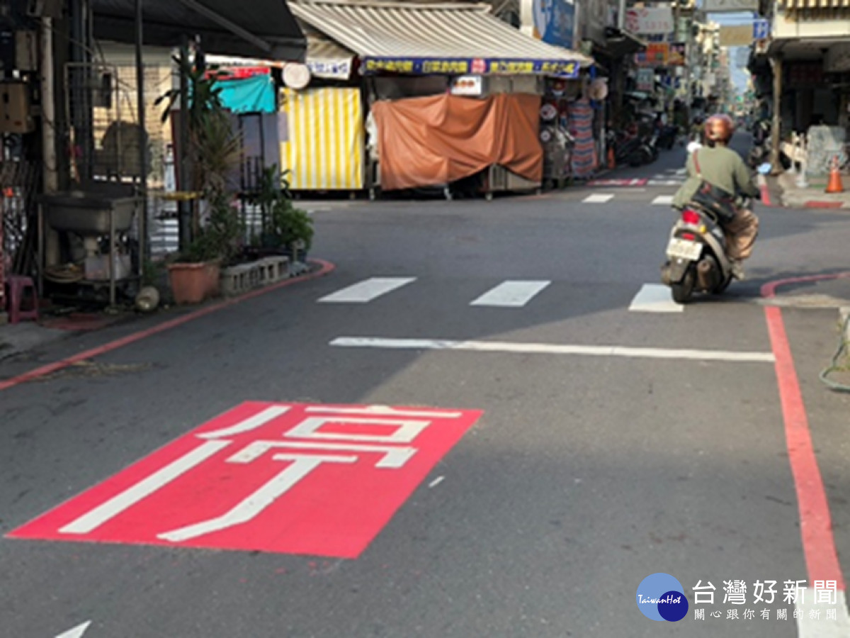視覺效果增強版紅底白字停(讓)標線/嘉義市府提供