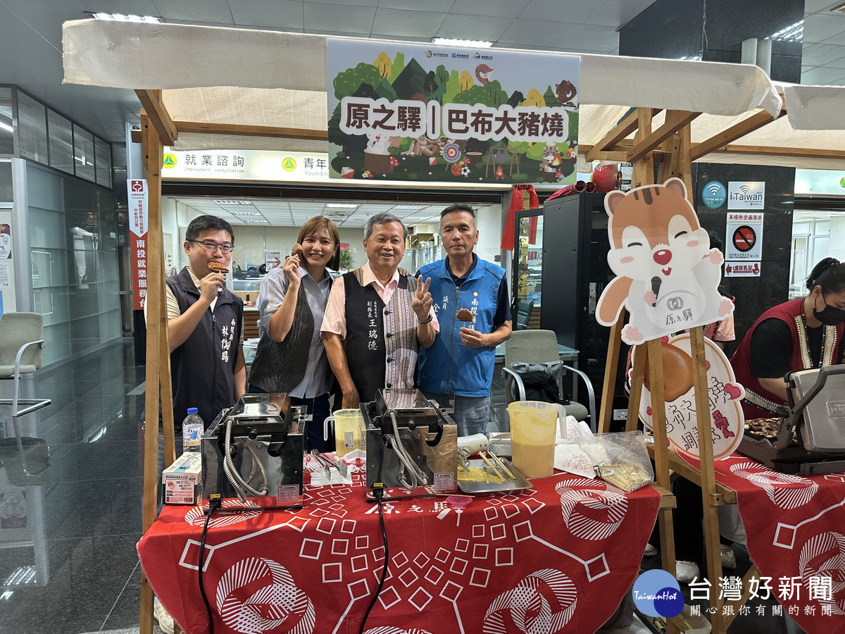 議員與副縣長巡視各展示攤位加油。(記者扶小萍攝)