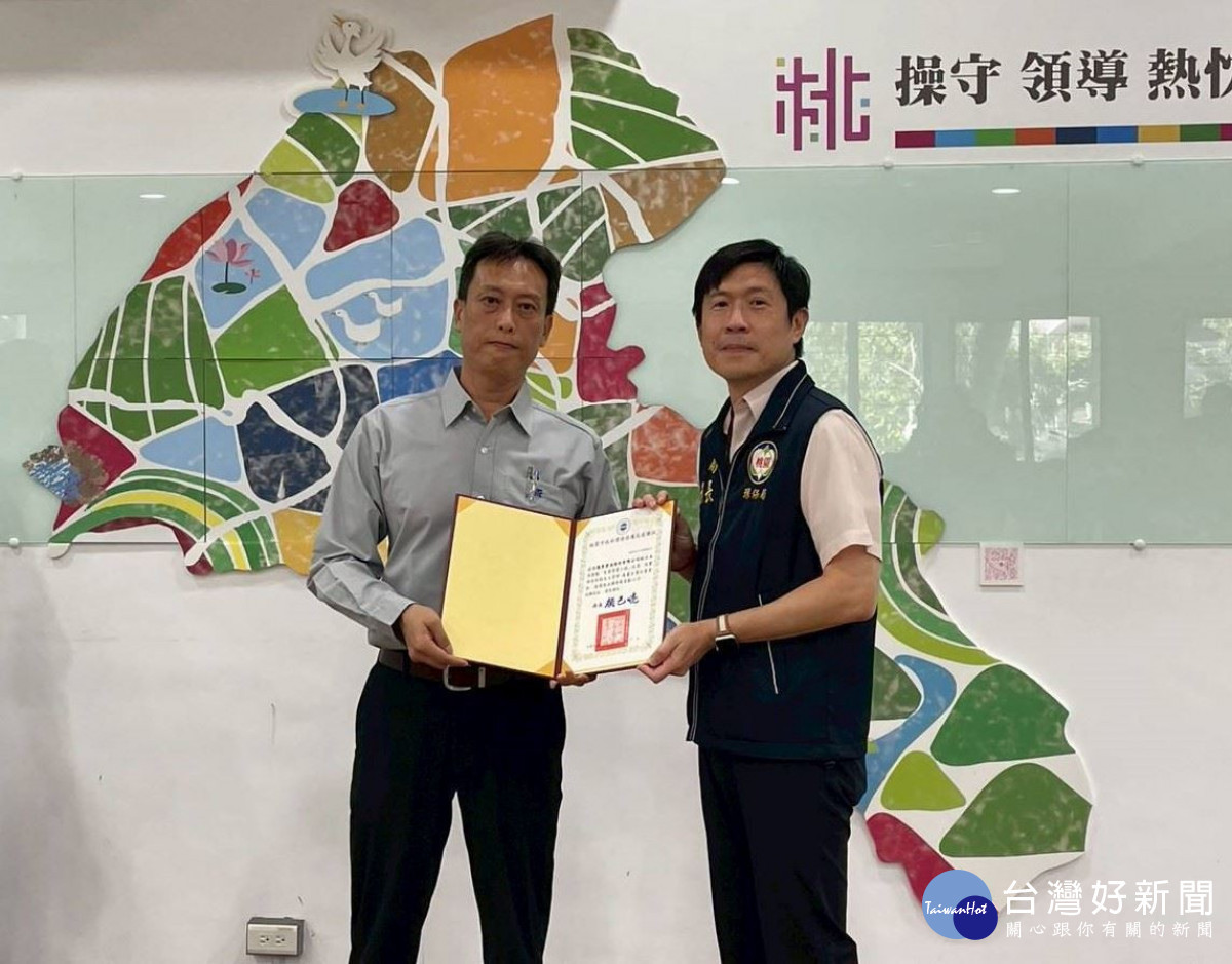 顏己喨局長親自頒發感謝狀,展現產官合作共同推動低碳安靜城市的決心。