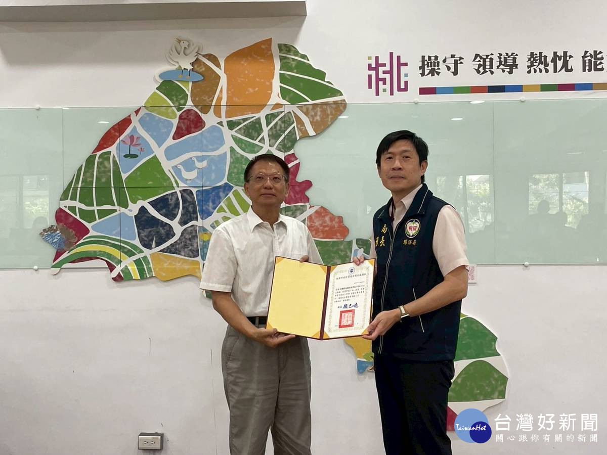 顏己喨局長親自頒發感謝狀,展現產官合作共同推動低碳安靜城市的決心。