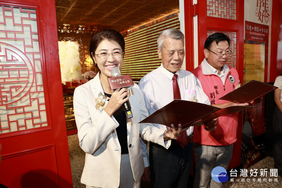 文武廟董事長張德林與魚池鄉長劉啟帆賢伉儷也到場為新人們祝福。（南投縣府提供）