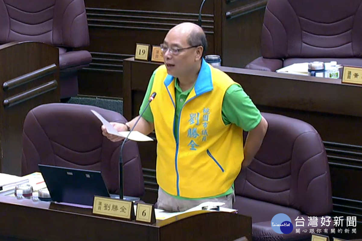 桃園議市員劉勝全於議事堂進行質詢。<br /><br />