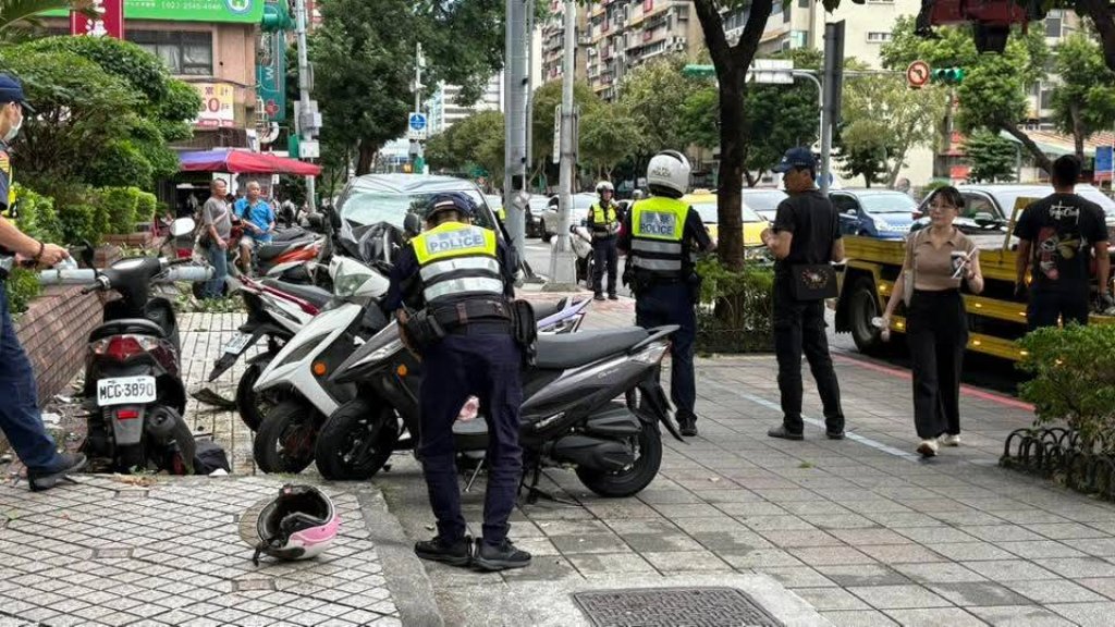 貨車衝上人行道撞5輛機車!- 松山機場旁車禍釀2人受傷